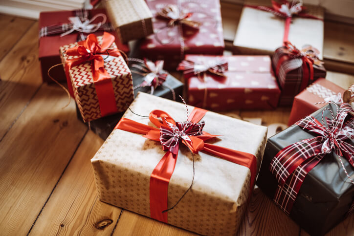 10 Holiday Gift Alternatives for Those Going Through Surrogacy