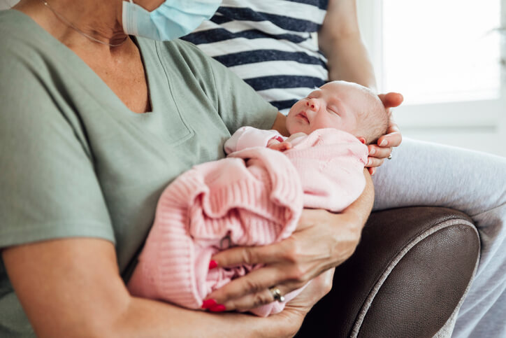 4 Ways to Introduce Your Newborn to Family During COVID-19